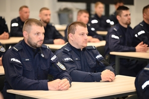 Policjanci - uczestnicy szkolenia zawodowego podoficerskiego na auli Oddziału Prewencji Policji w Rzeszowie
