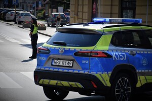 Policjantka oraz radiowóz