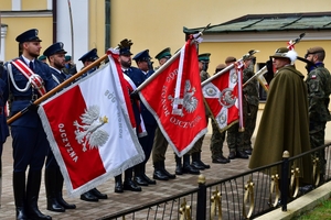 Uczestnicy obchodów 87. rocznicy wybuchu II wojny światowej na placu przed Kościołem Garnizonowym w Rzeszowie
