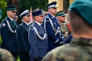 Uczestnicy obchodów 87. rocznicy wybuchu II wojny światowej na placu przed Kościołem Garnizonowym w Rzeszowie