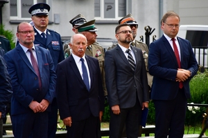 Uczestnicy obchodów 87. rocznicy wybuchu II wojny światowej na placu przed Kościołem Garnizonowym w Rzeszowie