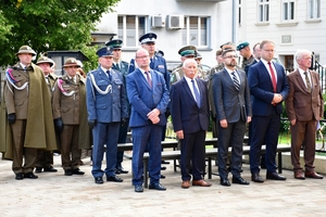 Uczestnicy obchodów 87. rocznicy wybuchu II wojny światowej na placu przed Kościołem Garnizonowym w Rzeszowie