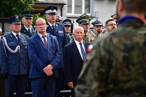 Uczestnicy obchodów 87. rocznicy wybuchu II wojny światowej na placu przed Kościołem Garnizonowym w Rzeszowie
