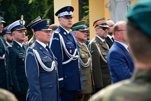 Uczestnicy obchodów 87. rocznicy wybuchu II wojny światowej na placu przed Kościołem Garnizonowym w Rzeszowie