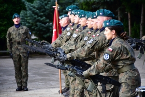 Uczestnicy obchodów 87. rocznicy wybuchu II wojny światowej na placu przed Kościołem Garnizonowym w Rzeszowie