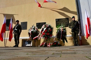 Uczestnicy obchodów 87. rocznicy wybuchu II wojny światowej na placu przed Kościołem Garnizonowym w Rzeszowie
