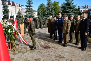 Uczestnicy obchodów 87. rocznicy wybuchu II wojny światowej na placu przed Kościołem Garnizonowym w Rzeszowie