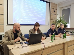 Policjanci na spotkaniu z pracownikami ROPS