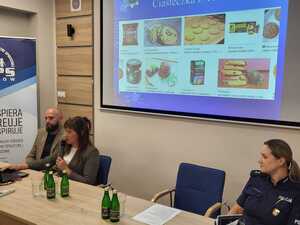 Policjanci na spotkaniu z pracownikami ROPS