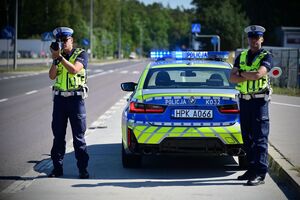 Policjanci podczas pomiaru prędkości