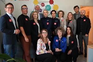 Funkcjonariusze i przedstawiciele służb współpracujących z policja w ramach kampami  „Dzieciństwo bez Przemocy”