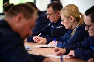Policjanci podczas eliminacji do II Ogólnopolskiego Konkursu dla policjantów rzeczników dyscyplinarnych