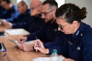 Policjanci podczas eliminacji do II Ogólnopolskiego Konkursu dla policjantów rzeczników dyscyplinarnych