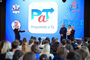 Policjanci oraz uczestnicy podczas castingu