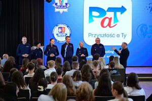 Policjanci oraz uczestnicy podczas castingu
