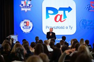 Policjanci oraz uczestnicy podczas castingu
