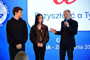 Policjanci oraz uczestnicy podczas castingu