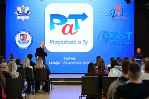 Policjanci oraz uczestnicy podczas castingu