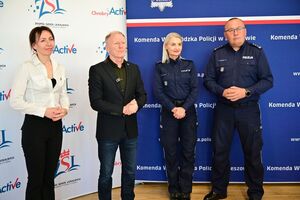 Policjanci oraz uczestnicy podczas castingu