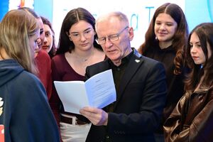 Policjanci oraz uczestnicy podczas castingu