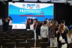 Policjanci oraz uczestnicy podczas castingu