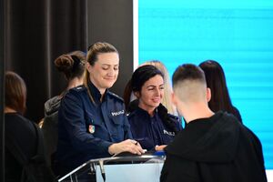 Policjanci oraz uczestnicy podczas castingu
