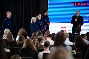 Policjanci oraz uczestnicy podczas castingu