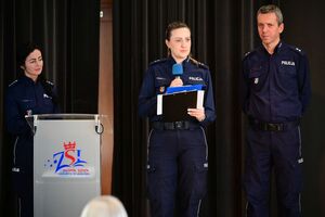 Policjanci oraz uczestnicy podczas castingu PaT