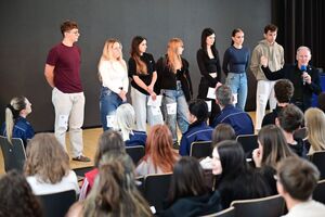 Policjanci oraz uczestnicy podczas castingu PaT
