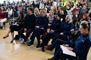 Policjanci oraz uczestnicy podczas castingu PaT