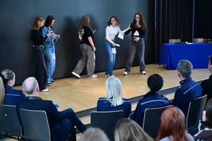 Policjanci oraz uczestnicy podczas castingu PaT