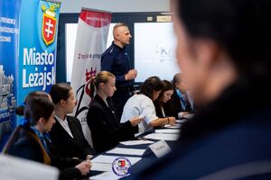Policjanci oraz uczestnicy podczas castingu PaT