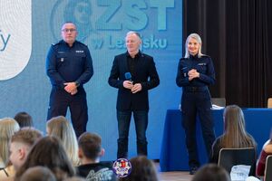 Policjanci oraz uczestnicy podczas castingu PaT