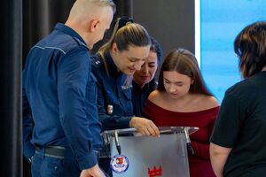 Policjanci oraz uczestnicy podczas castingu PaT
