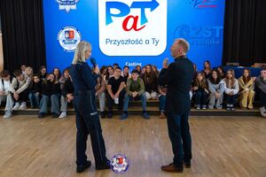 Policjanci oraz uczestnicy podczas castingu PaT
