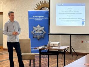Policjanci i uczestnicy szkolenia podczas zajęć w sali wykładowej