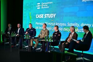 Policjanci podczas Carpathian Drone Summit 2026