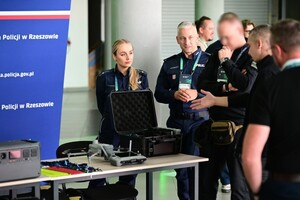 Policjanci podczas Carpathian Drone Summit 2026
