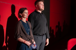 Policjanci, zaproszeni goście oraz uczestnicy programy PAT podczas zajęć, prób i premiery spektaklu