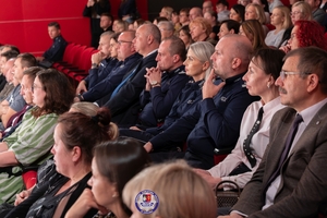 Policjanci, zaproszeni goście oraz uczestnicy programy PAT podczas zajęć, prób i premiery spektaklu