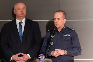 Policjanci, zaproszeni goście oraz uczestnicy programy PAT podczas zajęć, prób i premiery spektaklu