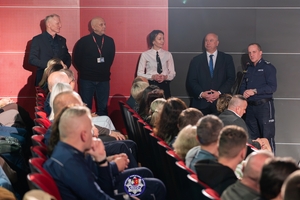 Policjanci, zaproszeni goście oraz uczestnicy programy PAT podczas zajęć, prób i premiery spektaklu