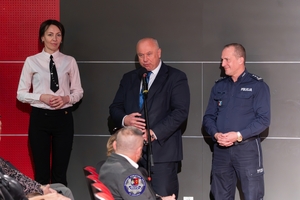 Policjanci, zaproszeni goście oraz uczestnicy programy PAT podczas zajęć, prób i premiery spektaklu