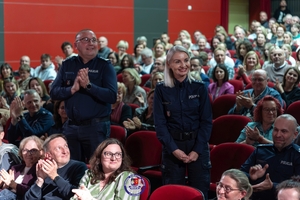 Policjanci, zaproszeni goście oraz uczestnicy programy PAT podczas zajęć, prób i premiery spektaklu