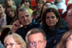 Policjanci, zaproszeni goście oraz uczestnicy programy PAT podczas zajęć, prób i premiery spektaklu