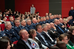 Policjanci, zaproszeni goście oraz uczestnicy programy PAT podczas zajęć, prób i premiery spektaklu