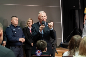 Policjanci, zaproszeni goście oraz uczestnicy programy PAT podczas zajęć, prób i premiery spektaklu