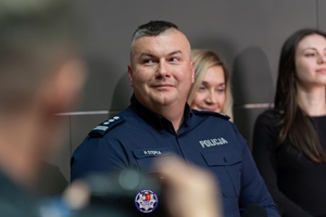 Policjanci, zaproszeni goście oraz uczestnicy programy PAT podczas zajęć, prób i premiery spektaklu