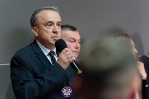 Policjanci, zaproszeni goście oraz uczestnicy programy PAT podczas zajęć, prób i premiery spektaklu