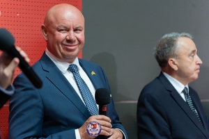 Policjanci, zaproszeni goście oraz uczestnicy programy PAT podczas zajęć, prób i premiery spektaklu